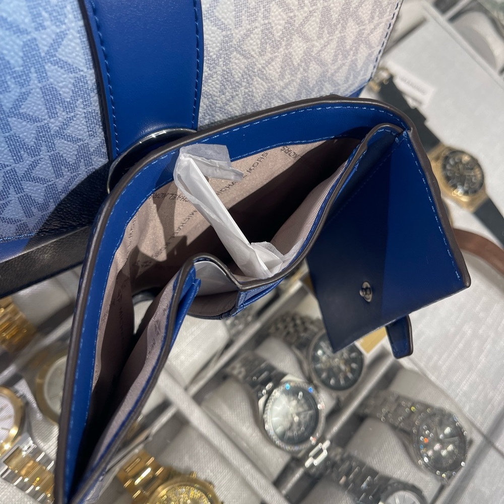 MICHAEL KORS Greenwich Med Ombré Signature Logo Tri-Fold Wallet
Galaxy Blue
NWT - Picture 12 of 16